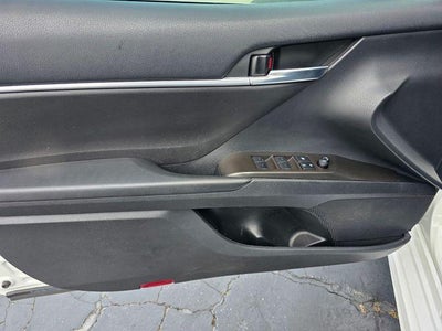2023 Toyota Camry SE Auto (SE)
